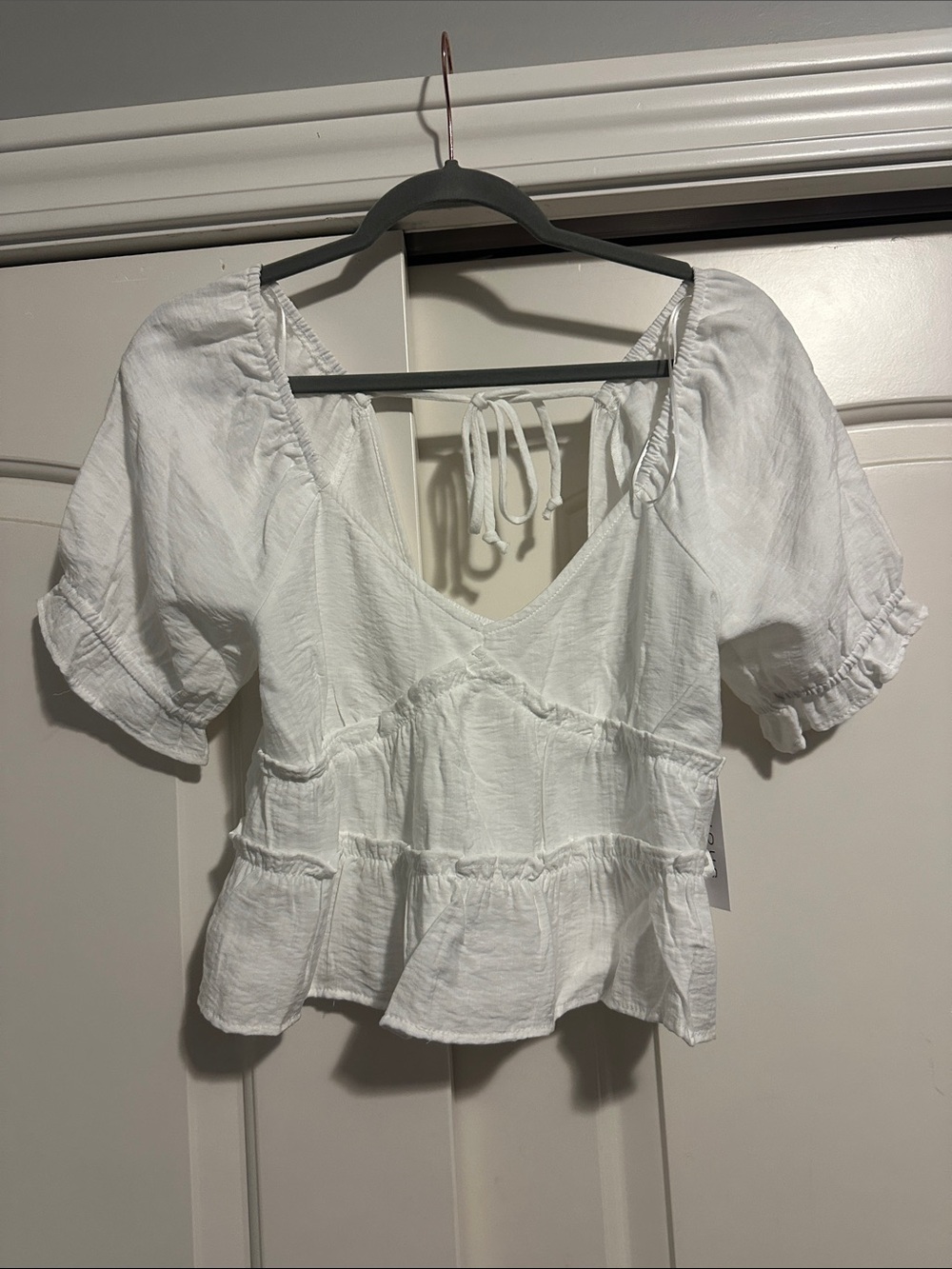 NWT KIRIOUS LOS ANGELES White Peplum V-Neck Top with Puff Sleeves and Tie Back